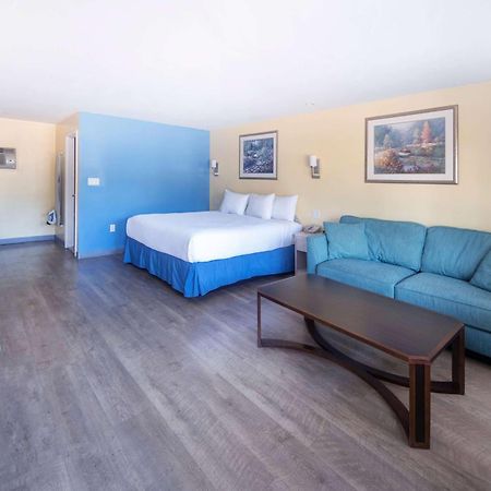 Days Inn By Wyndham Hicksville Long Island Exterior foto