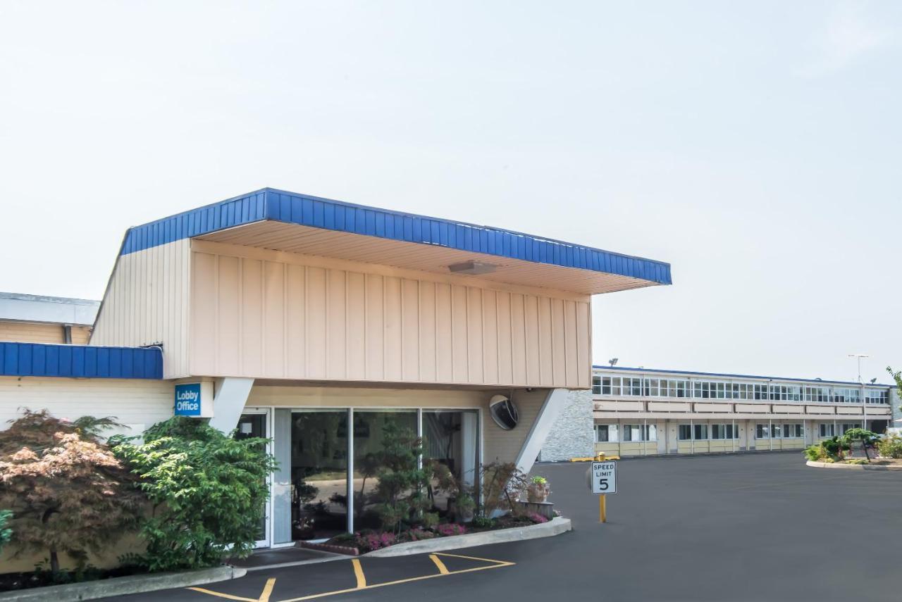 Days Inn By Wyndham Hicksville Long Island Exterior foto