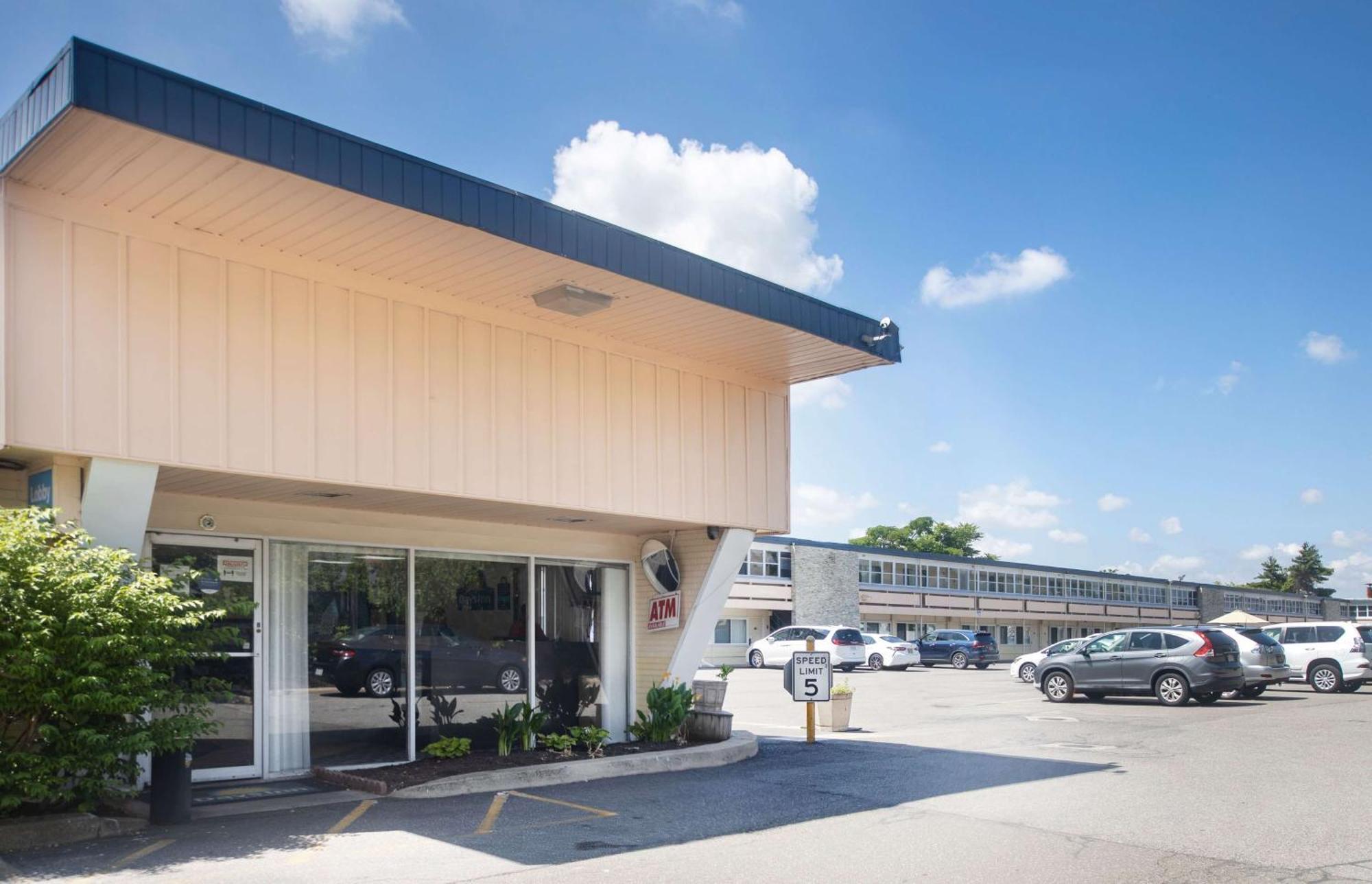 Days Inn By Wyndham Hicksville Long Island Exterior foto